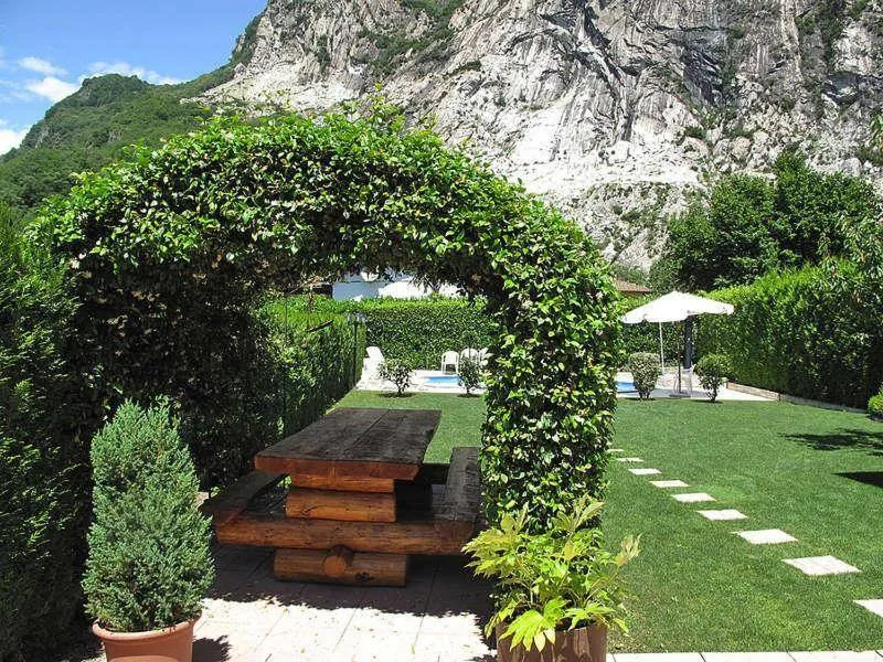 Vista esterna con tavolo